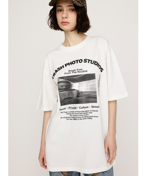 SLY(スライ)の「PHOTO LOGO 2SIZE T/SH フォト ロゴ 2サイズ Tシャツ 半袖 夏服(Tシャツ/カットソー・レディース・オレンジ/ホワイト/ブラック/杢グレー・1/2)」の2枚目の写真
