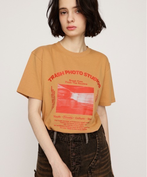 SLY(スライ)の「PHOTO LOGO 2SIZE T/SH フォト ロゴ 2サイズ Tシャツ 半袖 夏服(Tシャツ/カットソー・レディース・オレンジ/ホワイト/ブラック/杢グレー・1/2)」の4枚目の写真
