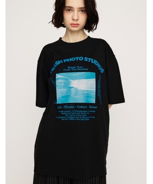 SLY(スライ)の「PHOTO LOGO 2SIZE T/SH フォト ロゴ 2サイズ Tシャツ 半袖 夏服(Tシャツ/カットソー・レディース・オレンジ/ホワイト/ブラック/杢グレー・1/2)」の3枚目の写真
