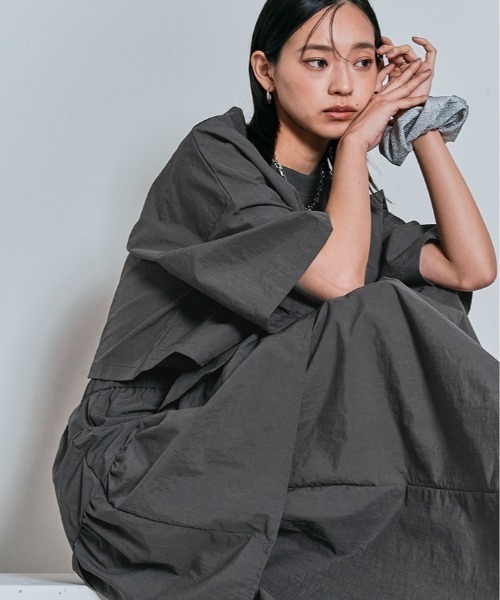 W:Huku(フーク)の「撥水 ナイロン アシンメトリー ティアード スカート(スカート・レディース・ブラック/アイボリー/チャコール/アッシュブラウン・FREE)」の7枚目の写真