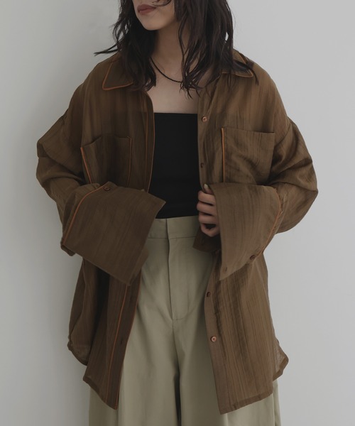 hellam（へラム）の「配色パイピング オーバーサイズシアーシャツ（シャツ/ブラウス・レディース・ブラック/ブラウン/イエロー/ブルー/アイボリー・FREE）」の4枚目の写真