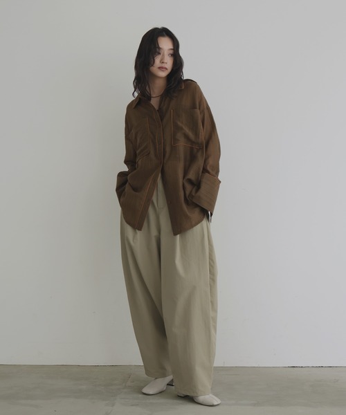 hellam（へラム）の「配色パイピング オーバーサイズシアーシャツ（シャツ/ブラウス・レディース・ブラック/ブラウン/イエロー/ブルー/アイボリー・FREE）」の8枚目の写真