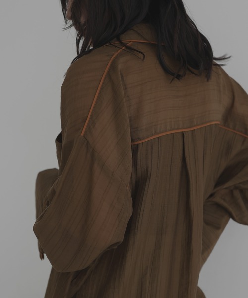 hellam（へラム）の「配色パイピング オーバーサイズシアーシャツ（シャツ/ブラウス・レディース・ブラック/ブラウン/イエロー/ブルー/アイボリー・FREE）」の12枚目の写真