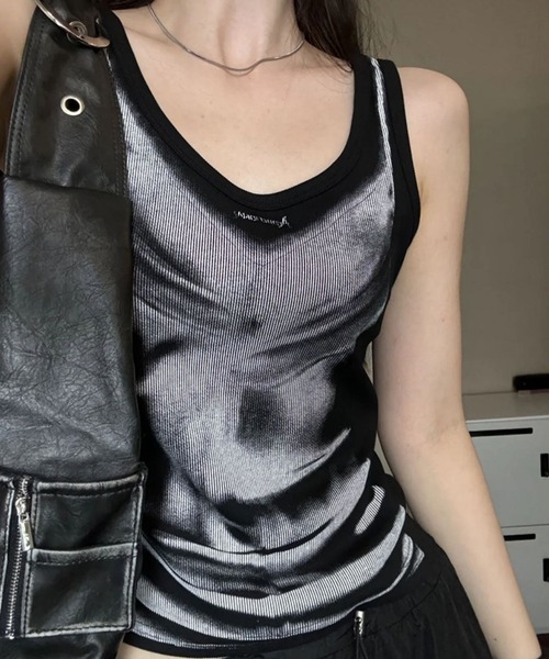 VIBGYOR（ヴィブジョー）の「グランジスプレーペイントタンクトップ(CZ)（タンクトップ・レディース・ブラック・LARGE/MEDIUM）」の5枚目の写真