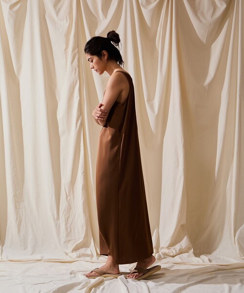 Saturdays NYC（サタデーズ ニューヨークシティ ）の「Jess Satin Tank Onepiece Dress（ワンピース・レディース・ブラウン/ブラック・L/M/S）」の3枚目の写真