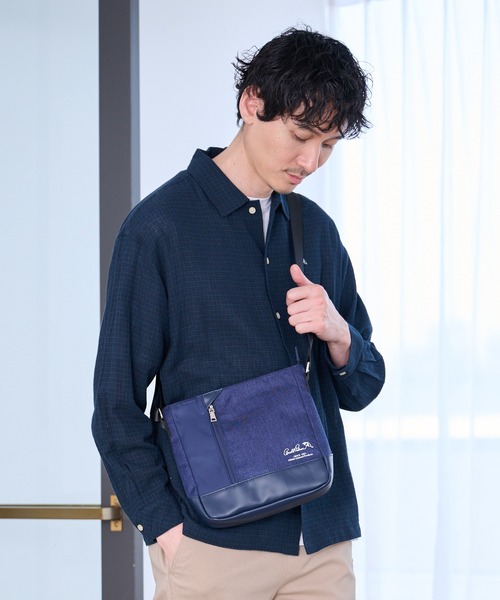 Arnold Palmer(アーノルドパーマー)の「メランジ×フェイクレザー パネル サコッシュ(ショルダーバッグ・メンズ・ブラック/チャコールグレー/ネイビー・F)」の1枚目の写真