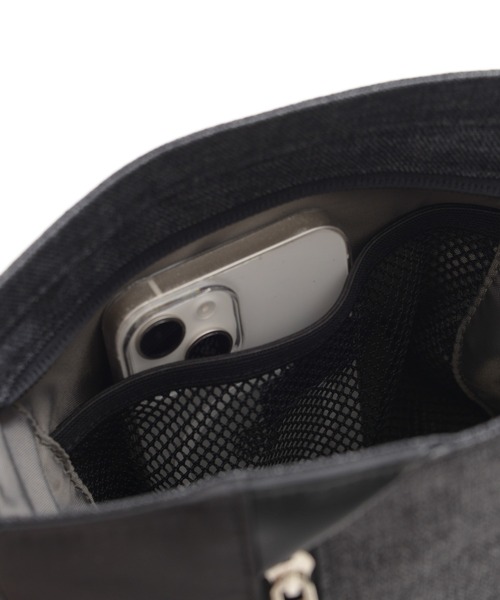 Arnold Palmer(アーノルドパーマー)の「メランジ×フェイクレザー パネル サコッシュ(ショルダーバッグ・メンズ・ブラック/チャコールグレー/ネイビー・F)」の4枚目の写真