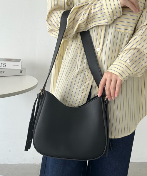 CLEA(クレア)の「【6色展開】ワンハンドルハーフムーンバッグ(ショルダーバッグ・レディース・ベージュ/ブラウン/アイボリー/ブラック/イエロー/グリーン・FREE)」の3枚目の写真