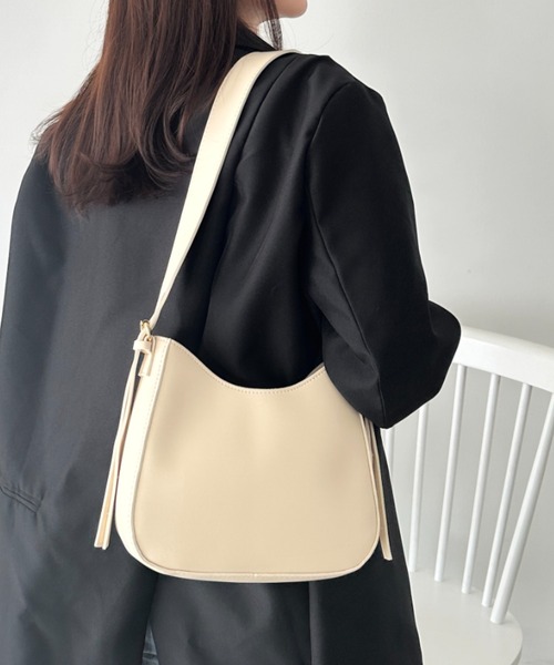 CLEA(クレア)の「【6色展開】ワンハンドルハーフムーンバッグ(ショルダーバッグ・レディース・ベージュ/ブラウン/アイボリー/ブラック/イエロー/グリーン・FREE)」の10枚目の写真