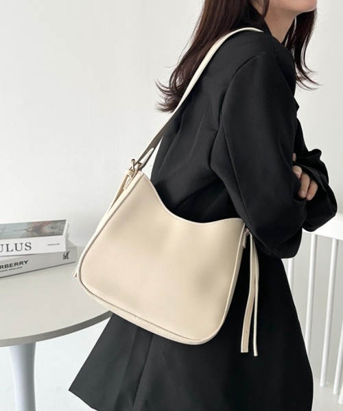 CLEA(クレア)の「【6色展開】ワンハンドルハーフムーンバッグ(ショルダーバッグ・レディース・ベージュ/ブラウン/アイボリー/ブラック/イエロー/グリーン・FREE)」の9枚目の写真
