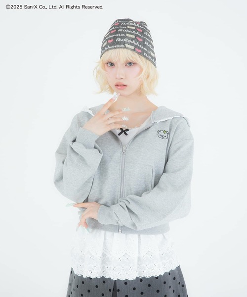 SPINNS(スピンズ)の「『リラックマ』総柄ニット帽(ニットキャップ/ビーニー・レディース・ブラック/ホワイト・ONESIZE)」の2枚目の写真