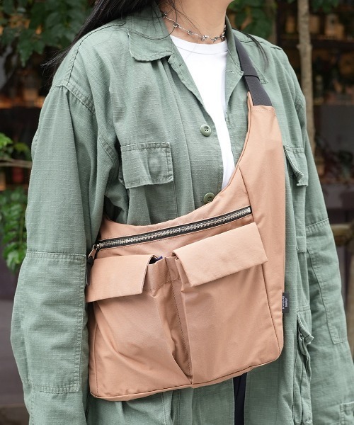 STANDARD SUPPLY（スタンダードサプライ）の「スタンダードサプライ / SIMPLICITY シンプリシティ / ALONG SHOULDER アロングショルダー（ショルダーバッグ・レディース・グレー/チャコールグレー/ブルー/ブラック/ダークパープル/モカ/サンドベージュ/グリーン/ダークネイビー・FREE）」の4枚目の写真