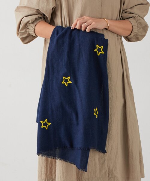 BEARDSLEY（ビアズリー）の「《CITRUS》星柄刺繍ストール（ストール/ショール・レディース・ネイビー・FREE）」の4枚目の写真