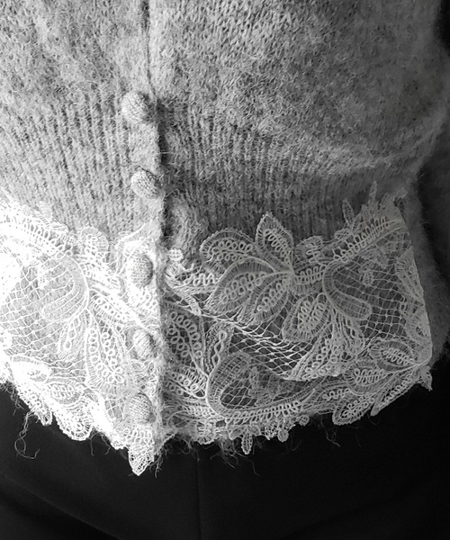 me+em select(ミームセレクト)の「レースドッキングモヘアライクニットカーディガン / Lace docking mohair-like knit cardigan(カーディガン/ボレロ・レディース・ブラック/グレー・FREE)」の3枚目の写真