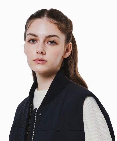 LACOSTE(ラコステ)の「クロップド丈 撥水 THERMORE中綿 ジップアップベスト(ダウンベスト・レディース・ブラック/オフホワイト・34/36/38/40)」の12枚目の写真