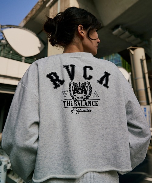 RVCA（ルーカ）の「RVCA レディース ARCH COLLEGE CROPPED CREW トレーナー 【2025年秋冬モデル】 @autumn/ルーカアーチロゴショート丈スウェットトレーナー（スウェット・レディース・ブラック/オフホワイト/グレー・SMALL/MEDIUM）」の3枚目の写真