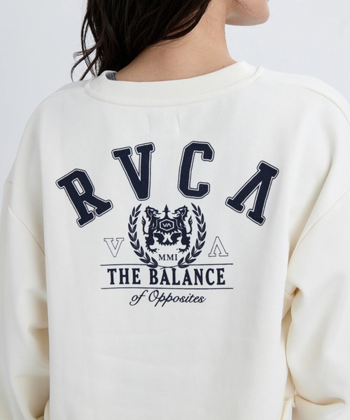 RVCA（ルーカ）の「RVCA レディース ARCH COLLEGE CROPPED CREW トレーナー 【2025年秋冬モデル】 @autumn/ルーカアーチロゴショート丈スウェットトレーナー（スウェット・レディース・ブラック/オフホワイト/グレー・SMALL/MEDIUM）」の2枚目の写真