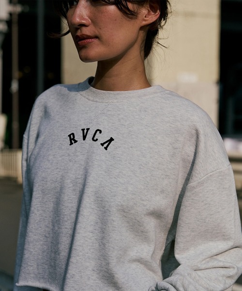 RVCA（ルーカ）の「RVCA レディース ARCH COLLEGE CROPPED CREW トレーナー 【2025年秋冬モデル】 @autumn/ルーカアーチロゴショート丈スウェットトレーナー（スウェット・レディース・ブラック/オフホワイト/グレー・SMALL/MEDIUM）」の14枚目の写真