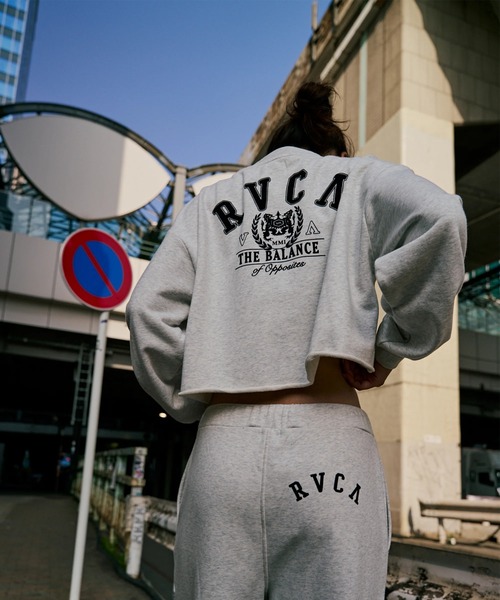 RVCA（ルーカ）の「RVCA レディース ARCH COLLEGE CROPPED CREW トレーナー 【2025年秋冬モデル】 @autumn/ルーカアーチロゴショート丈スウェットトレーナー（スウェット・レディース・ブラック/オフホワイト/グレー・SMALL/MEDIUM）」の13枚目の写真