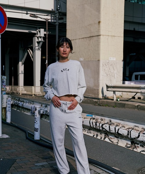 RVCA（ルーカ）の「RVCA レディース ARCH COLLEGE CROPPED CREW トレーナー 【2025年秋冬モデル】 @autumn/ルーカアーチロゴショート丈スウェットトレーナー（スウェット・レディース・ブラック/オフホワイト/グレー・SMALL/MEDIUM）」の12枚目の写真