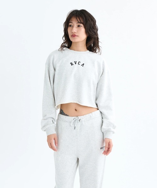 RVCA（ルーカ）の「RVCA レディース ARCH COLLEGE CROPPED CREW トレーナー 【2025年秋冬モデル】 @autumn/ルーカアーチロゴショート丈スウェットトレーナー（スウェット・レディース・ブラック/オフホワイト/グレー・SMALL/MEDIUM）」の10枚目の写真