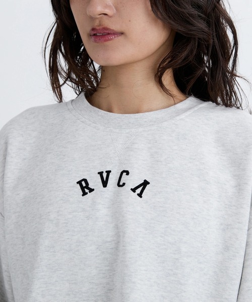 RVCA（ルーカ）の「RVCA レディース ARCH COLLEGE CROPPED CREW トレーナー 【2025年秋冬モデル】 @autumn/ルーカアーチロゴショート丈スウェットトレーナー（スウェット・レディース・ブラック/オフホワイト/グレー・SMALL/MEDIUM）」の8枚目の写真