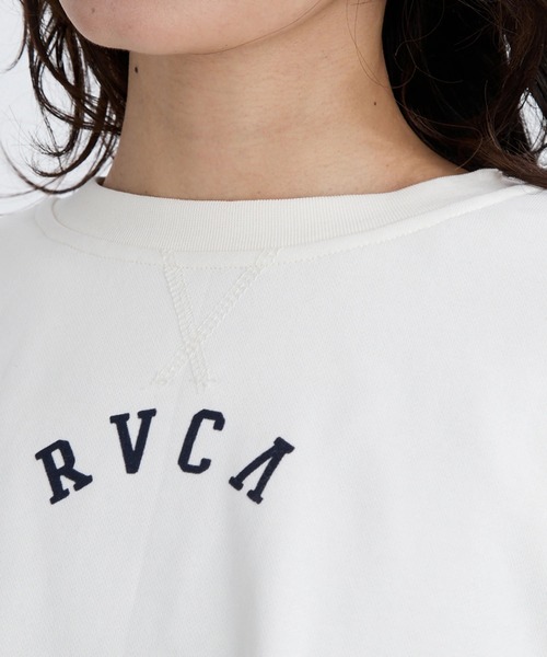 RVCA（ルーカ）の「RVCA レディース ARCH COLLEGE CROPPED CREW トレーナー 【2025年秋冬モデル】 @autumn/ルーカアーチロゴショート丈スウェットトレーナー（スウェット・レディース・ブラック/オフホワイト/グレー・SMALL/MEDIUM）」の4枚目の写真