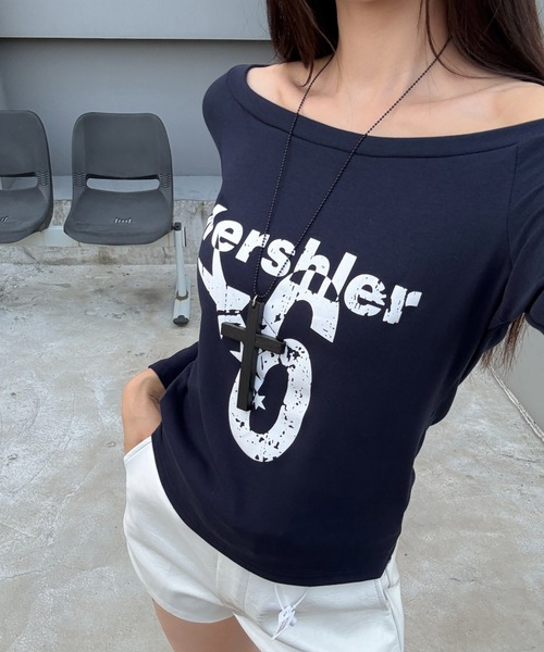 Sibra(シブラ)の「短袖人気モデル継承 斜め&オフショル2WAY◎ヴィンテージプリントロングTシャツ(全4色)(Tシャツ/カットソー・レディース・ブラック/グレー/ホワイト/ネイビー・M)」の4枚目の写真