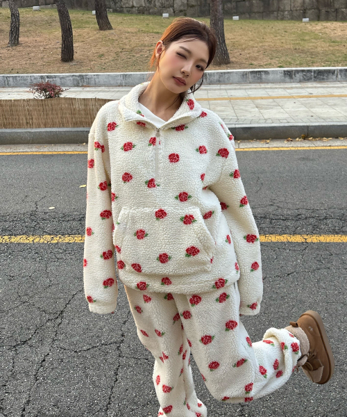 YOUHEE(ユヒ)の「ROSE PATTERN FLEECE ANORAK IVORY(その他アウター・レディース・その他・FREE)」の8枚目の写真