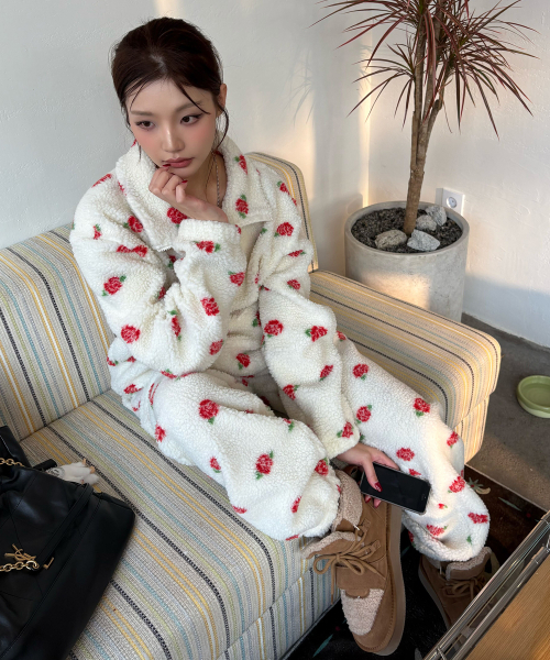 YOUHEE(ユヒ)の「ROSE PATTERN FLEECE ANORAK IVORY(その他アウター・レディース・その他・FREE)」の9枚目の写真