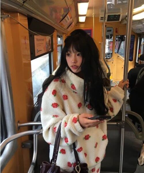 YOUHEE(ユヒ)の「ROSE PATTERN FLEECE ANORAK IVORY(その他アウター・レディース・その他・FREE)」の14枚目の写真
