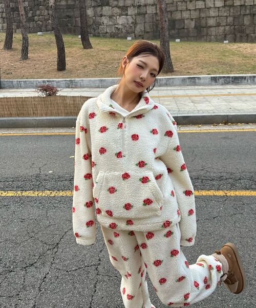 YOUHEE(ユヒ)の「ROSE PATTERN FLEECE ANORAK IVORY(その他アウター・レディース・その他・FREE)」の15枚目の写真