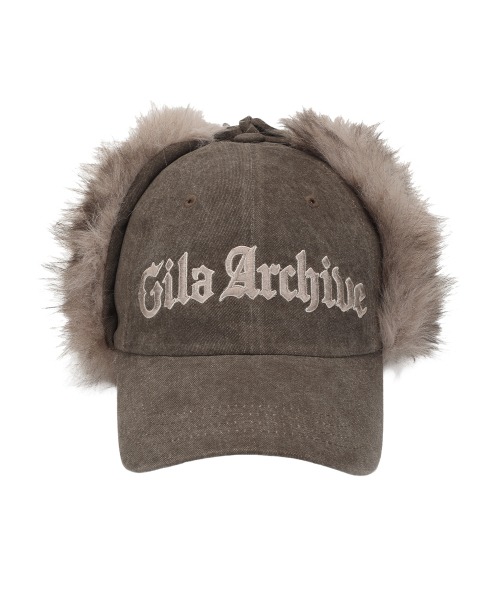 GILAARCHIVE(ギラアーカイブ)の「FAUX FUR LOGO EARFLAP CAP_BROWN(キャップ・レディース・ブラウン・FREE)」の1枚目の写真
