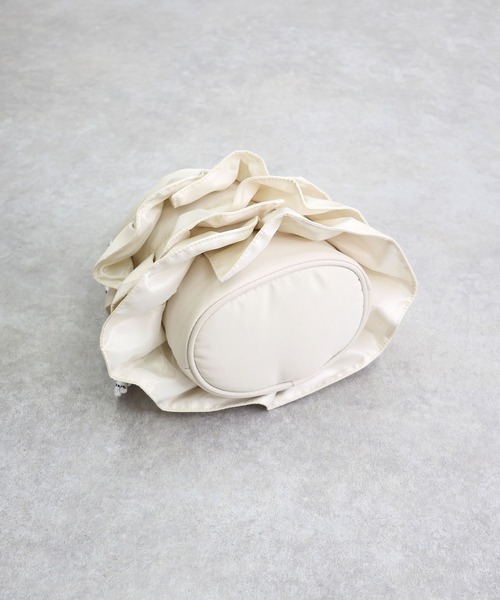 COLDE (コルデ)の「2wayフリル巾着バッグ(ショルダーバッグ・レディース・ブラウン/ブラック/アイボリー・FREE)」の6枚目の写真