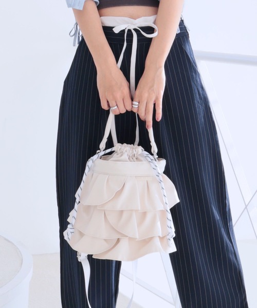 COLDE (コルデ)の「2wayフリル巾着バッグ(ショルダーバッグ・レディース・ブラウン/ブラック/アイボリー・FREE)」の9枚目の写真