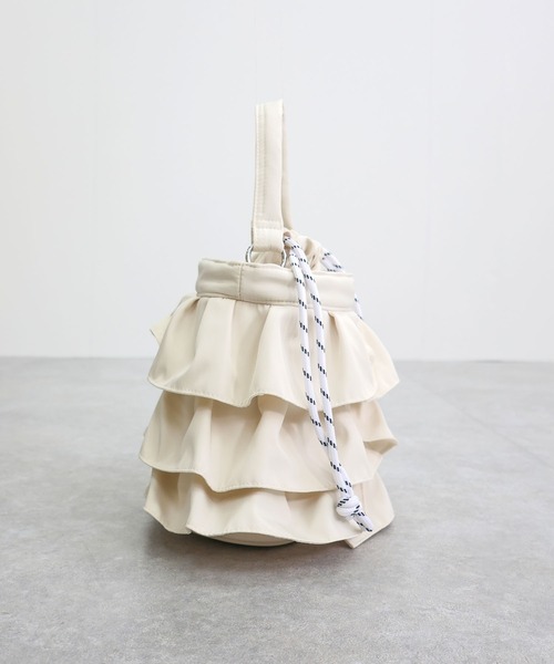 COLDE (コルデ)の「2wayフリル巾着バッグ【詳細動画あり】(ショルダーバッグ・レディース・ブラウン/ブラック/アイボリー・FREE)」の15枚目の写真