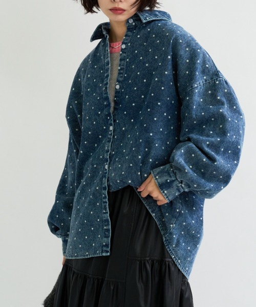 A.D.C.L.（エーディーシーエル）の「ドット柄 オーバーサイズ デニムシャツ（シャツ/ブラウス・レディース・ブルー/サックスブルー・M/L）」の2枚目の写真