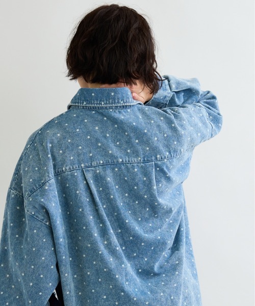 A.D.C.L.（エーディーシーエル）の「ドット柄 オーバーサイズ デニムシャツ（シャツ/ブラウス・レディース・ブルー/サックスブルー・M/L）」の5枚目の写真