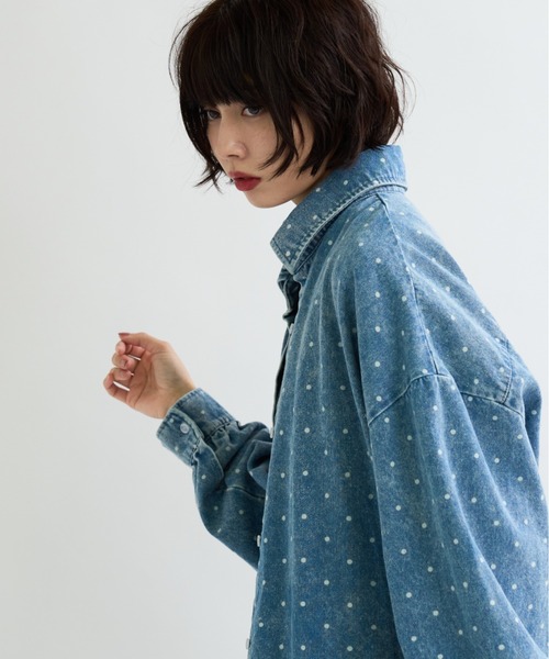 A.D.C.L.（エーディーシーエル）の「ドット柄 オーバーサイズ デニムシャツ（シャツ/ブラウス・レディース・ブルー/サックスブルー・M/L）」の6枚目の写真