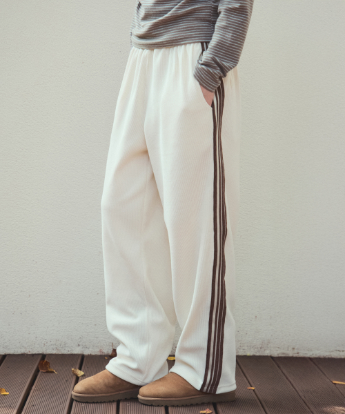 WEDNESDAYOASISFORWOMEN(ウェンズデー オアシス フォー ウーマン)の「W/エッセンシャルライントラックコーデュロイワイドパンツ_CREAM(W25-PT34)(その他パンツ・レディース・Cream・MEDIUM/LARGE)」の1枚目の写真