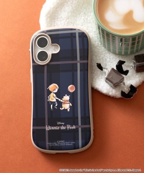 Disney(ディズニー)の「iPhone 17/16/15/14/13専用 ディズニーキャラクター iFace First Class Cafe MagSynq Magsafe対応 ケース くまのプーさん (プー/チェック)(スマホケース/カバー・レディース・ネイビー/オレンジ/レッド/ベージュ・iPhone 16/iPhone 13/14/15/iPhone 17)」の2枚目の写真