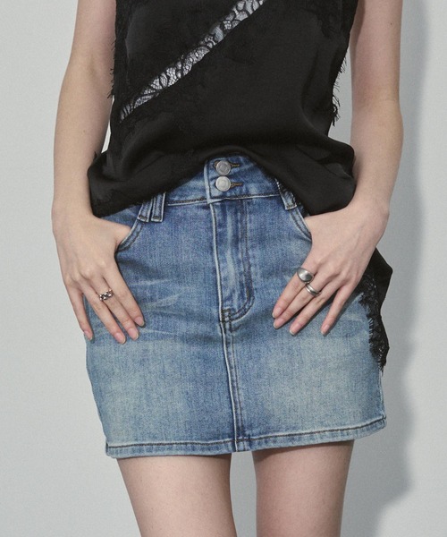 ENVYM（アンビー）の「Wボタン ストレッチ デニム ミニスカート（デニムスカート・レディース・ブルー/ブラック・SMALL/MEDIUM/LARGE）」の4枚目の写真