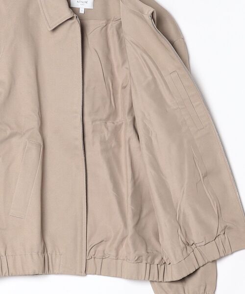 Maison Kitsune(メゾンキツネ)の「ELASTICATED ZIPPED BLOUSON(ブルゾン・メンズ・グレイッシュベージュ・XS/S)」の9枚目の写真