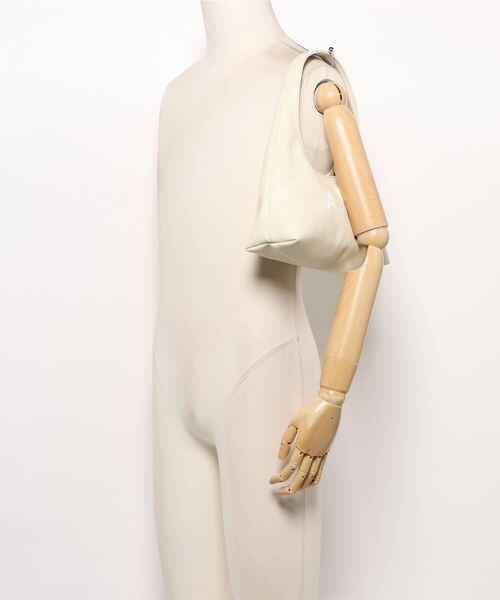 A.P.C.(アーペーセー)の「BABY NINON SHOULDER(ショルダーバッグ・レディース・イエロー系その他/オフホワイト・ONESIZE)」の6枚目の写真