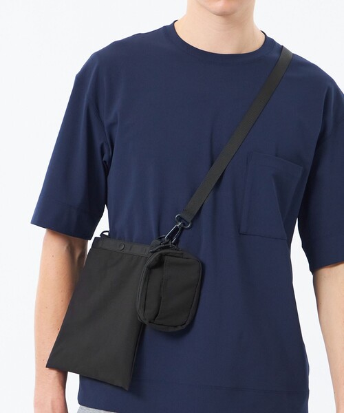 MACKINTOSH PHILOSOPHY（ﾏｯｷﾝﾄｯｼｭ ﾌｨﾛｿﾌｨｰ）の「【MACKINTOSH PHILOSOPHY × KiU】サコッシュ＆チャームポーチ（ショルダーバッグ・メンズ・ブラック/グレー・FREE）」の3枚目の写真