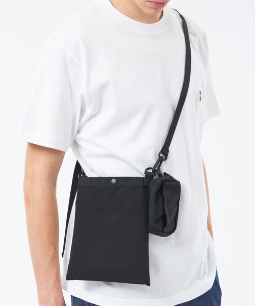 MACKINTOSH PHILOSOPHY（ﾏｯｷﾝﾄｯｼｭ ﾌｨﾛｿﾌｨｰ）の「【MACKINTOSH PHILOSOPHY × KiU】サコッシュ＆チャームポーチ（ショルダーバッグ・メンズ・ブラック/グレー・FREE）」の4枚目の写真