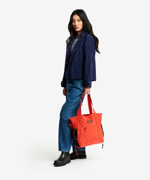 AIGLE(エーグル)の「撥水 ライト&コンパクト トートバッグ 14L(トートバッグ・レディース・オレンジ/ホワイト/ダークネイビー・FREE)」の4枚目の写真