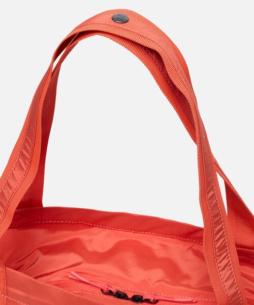 AIGLE(エーグル)の「撥水 ライト&コンパクト トートバッグ 14L(トートバッグ・レディース・オレンジ/ホワイト/ダークネイビー・FREE)」の9枚目の写真