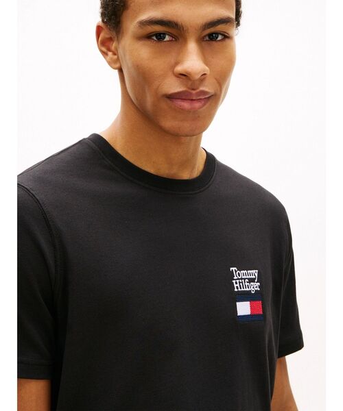 TOMMY HILFIGER（トミーヒルフィガー）の「BRAND LOVE TEXT STACK TEE（Tシャツ/カットソー・メンズ・レッド/ホワイト/ブラック・LARGE/SMALL/MEDIUM/X-LARGE）」の4枚目の写真