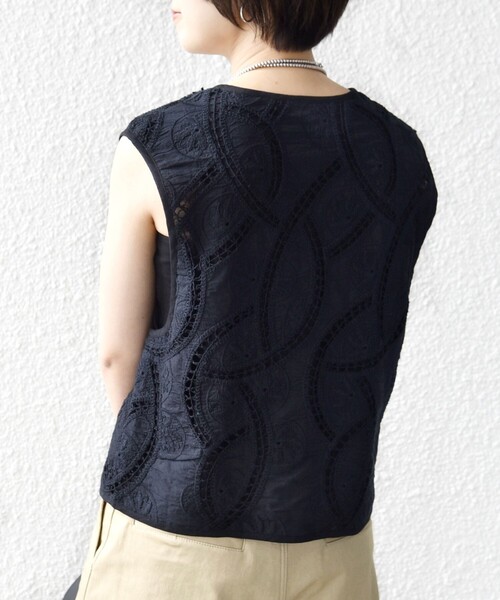 SHIPS(シップス)の「〈手洗い可能〉オープン ワーク レース 刺繍 ベスト(ベスト・レディース・ブラック/ホワイト・ONE SIZE)」の21枚目の写真